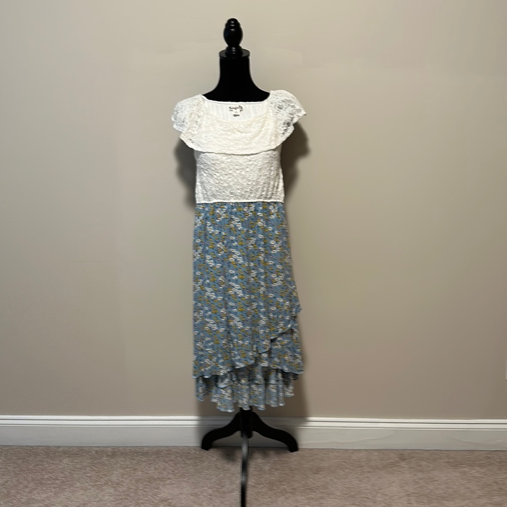 Girl’s lace & floral dress with high-low hemline